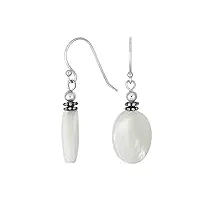 boucles d'oreilles pendantes ovales avec perles de caviar en nacre blanche de style balinais ornées de détails en filigrane en argent sterling .925 avec des crochets en fil de fer oxydé.