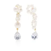 completedworks boucles d'oreilles pendantes en or 14ct à perles - blanc